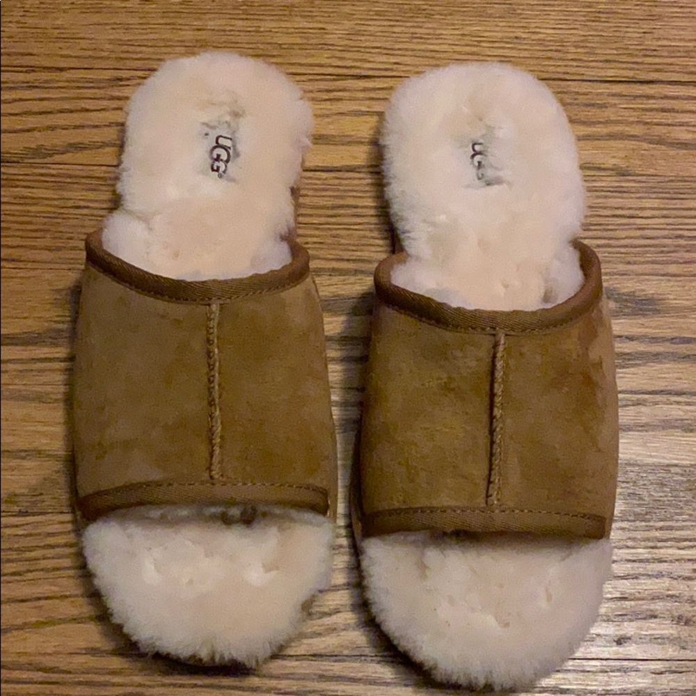 UGG SLIPPERS ❤️ NEW NEVER WORN ❤️